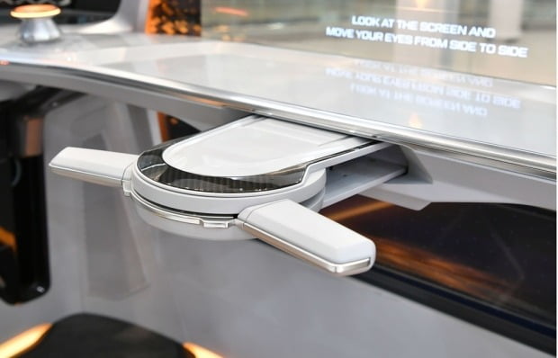 Hyundai Mobis Develops Foldable Steering Wheel