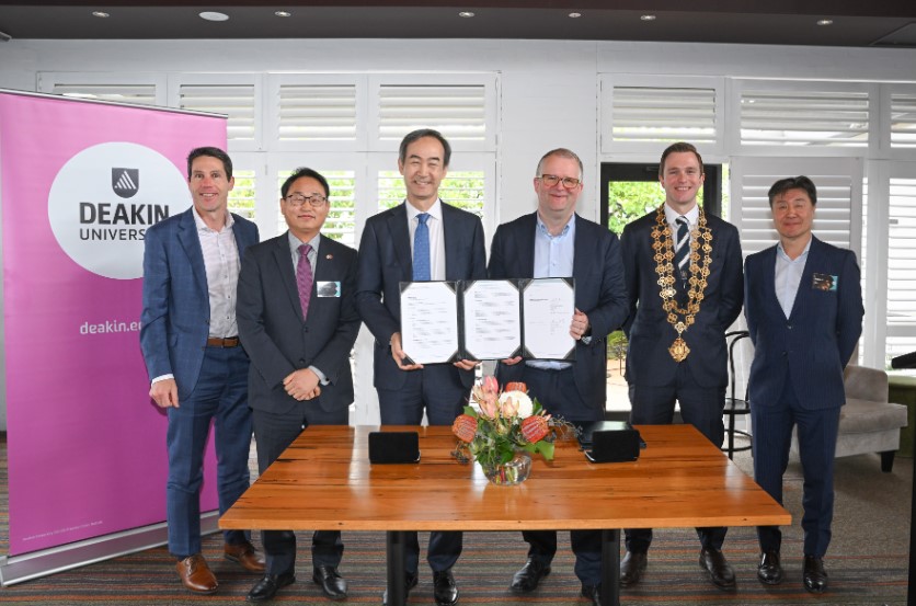 CWNU Signs International Agreement With Deakin University